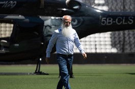 ΠΡΩΤΑ ΝΑ ΤΟΥ ΚΟΨΕΙ ΤΗ ΓΕΝΕΙΑΔΑ