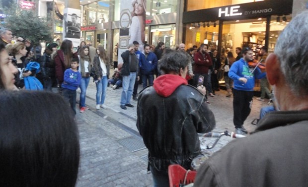 23-12-14ermou02